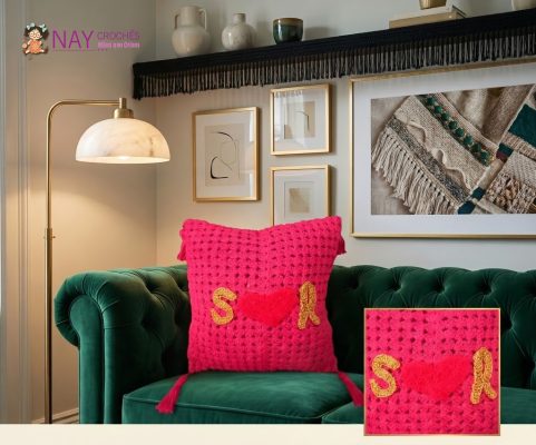 Almofada Personalizada de Crochê Coração e Iniciais – Luxo Artesanal