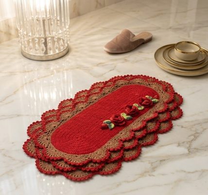 Tapete de Crochê Oval Vermelho e Caramelo com Rosas em Relevo